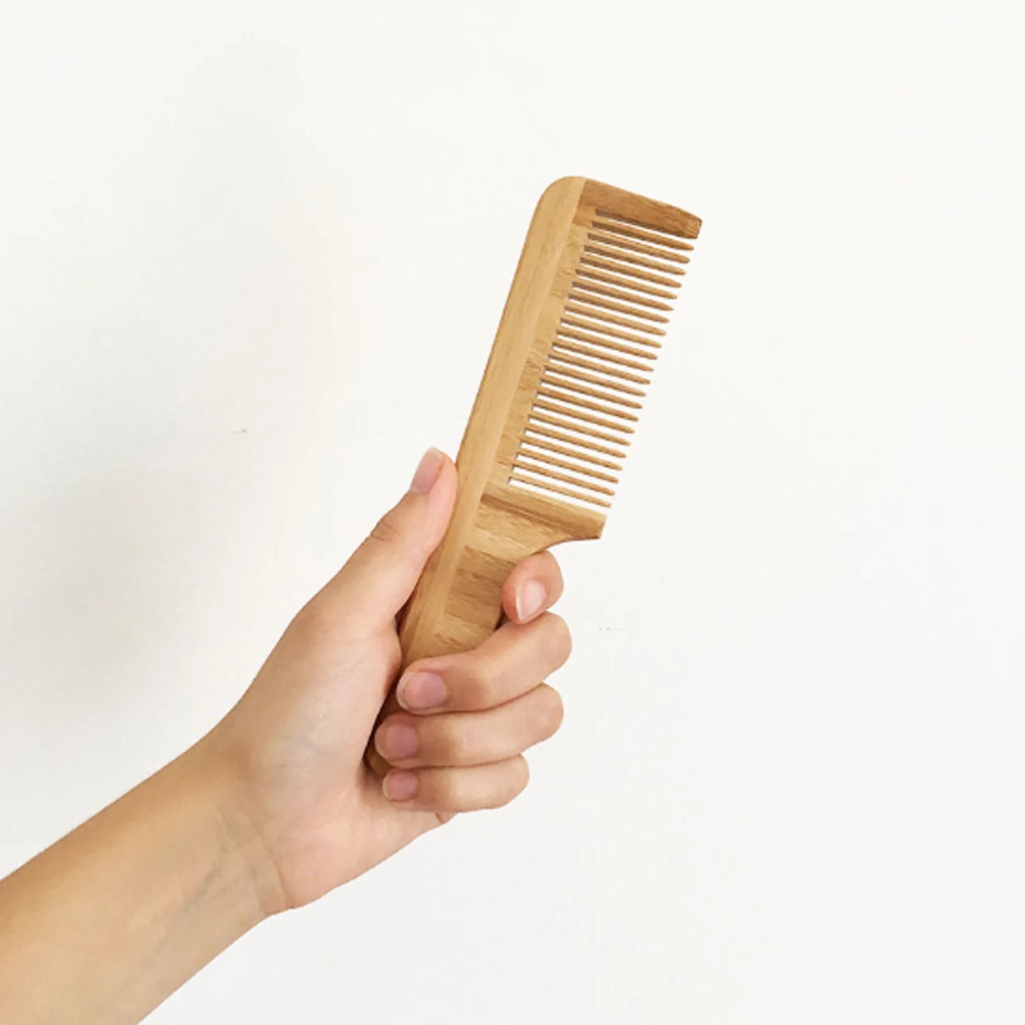 Pente de bambu com cabo